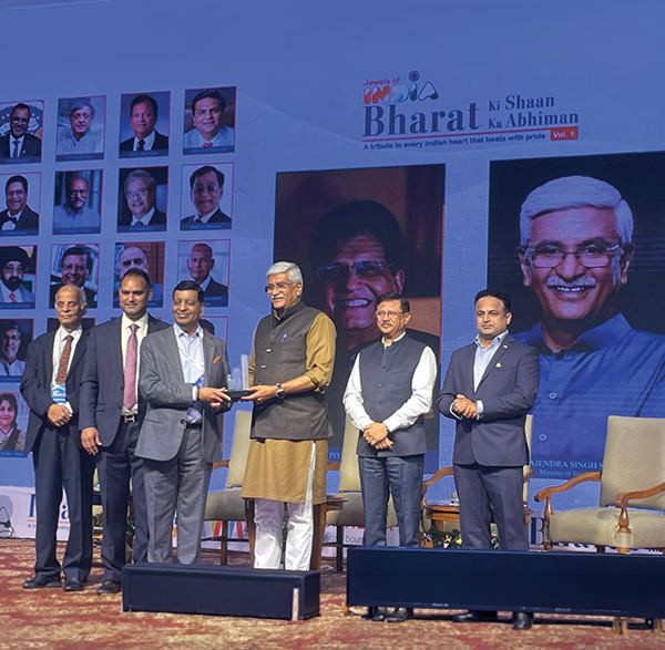 Anil Gupta receiving the Jewels of India award on stage